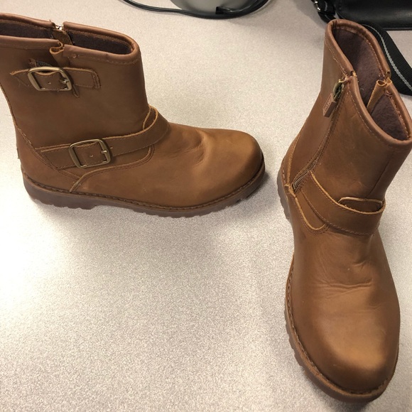 UGG Girl’s brown boots. Never been worn. Size 3. - Picture 1 of 3